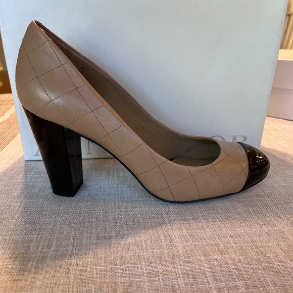 Vintage Ann Taylor tan and black patent leather heels. Size 8. - Picture 3 of 5